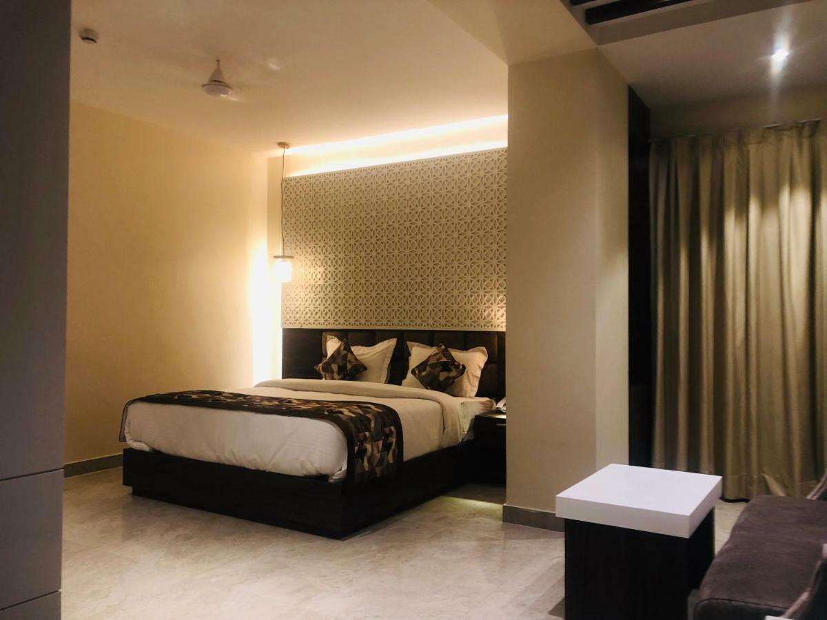 Legend Inn Chinhat Bagian luar foto