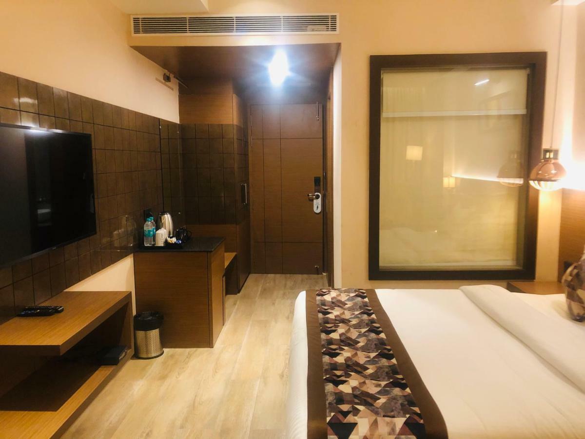 Legend Inn Chinhat Bagian luar foto