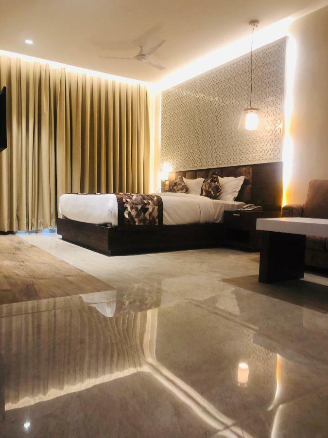 Legend Inn Chinhat Bagian luar foto