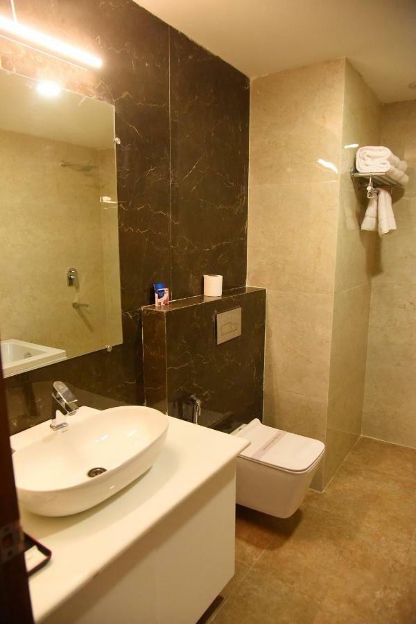 Legend Inn Chinhat Bagian luar foto