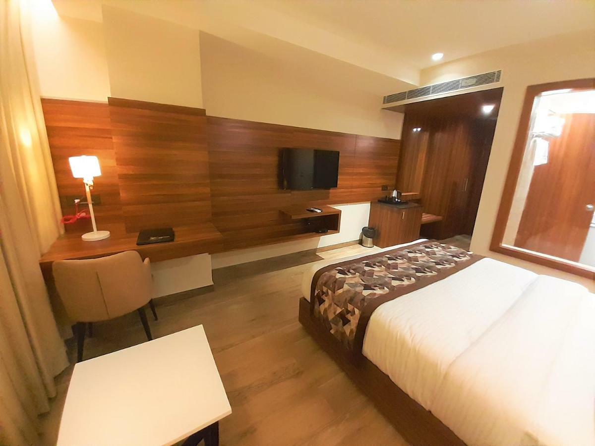 Legend Inn Chinhat Bagian luar foto