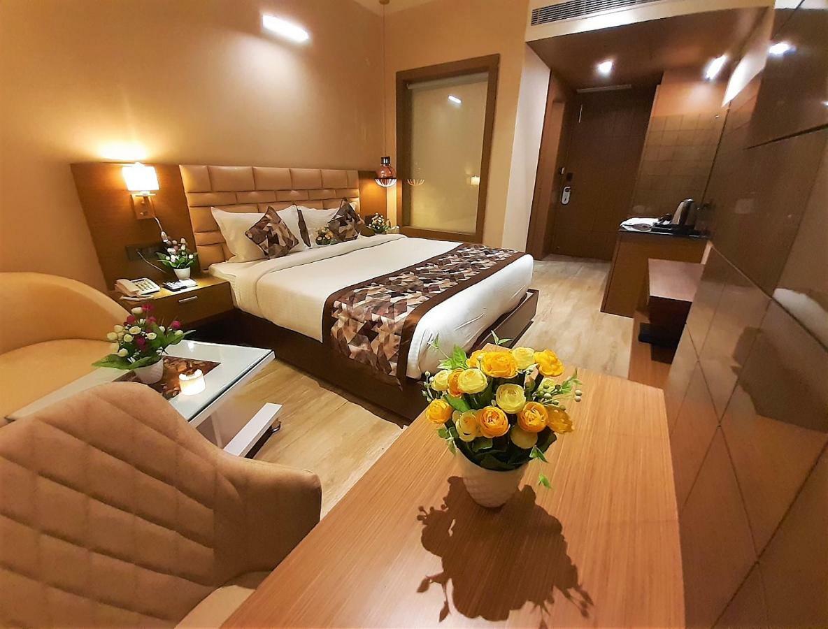 Legend Inn Chinhat Bagian luar foto