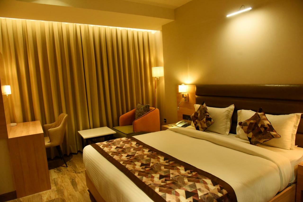Legend Inn Chinhat Bagian luar foto